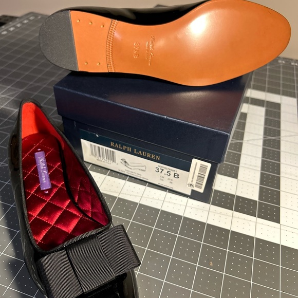 Black Purple Label Patent leather flats with bow and quilted interior. - Picture 2 of 3